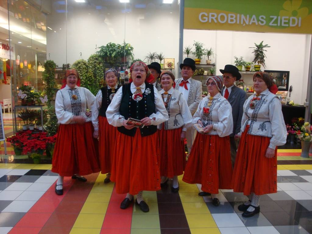 Tirdzniecības namā "baata" sestdien skanēja flautas, uzstājās biedrības "Cerību krāsa" meitenes Ieva Ošeniece un Ieva Dzintare. Konceru turpināja nīcenieces, un priecēja pircējus un pārdevējus ar saviem krāšņajiem brunčiem, priecēja ar...