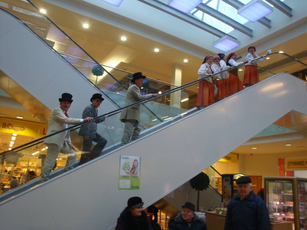 Tirdzniecības namā "baata" sestdien skanēja flautas, uzstājās biedrības "Cerību krāsa" meitenes Ieva Ošeniece un Ieva Dzintare. Konceru turpināja nīcenieces, un priecēja pircējus un pārdevējus ar saviem krāšņajiem brunčiem, priecēja ar...
