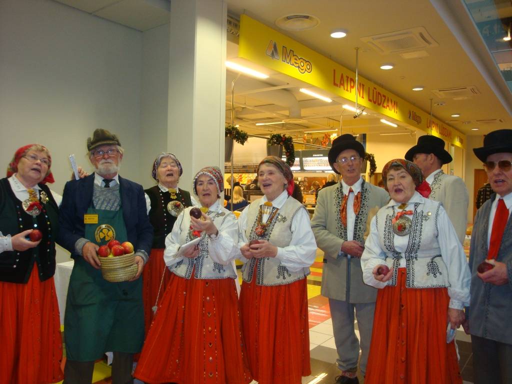 Tirdzniecības namā "baata" sestdien skanēja flautas, uzstājās biedrības "Cerību krāsa" meitenes Ieva Ošeniece un Ieva Dzintare. Konceru turpināja nīcenieces, un priecēja pircējus un pārdevējus ar saviem krāšņajiem brunčiem, priecēja ar...