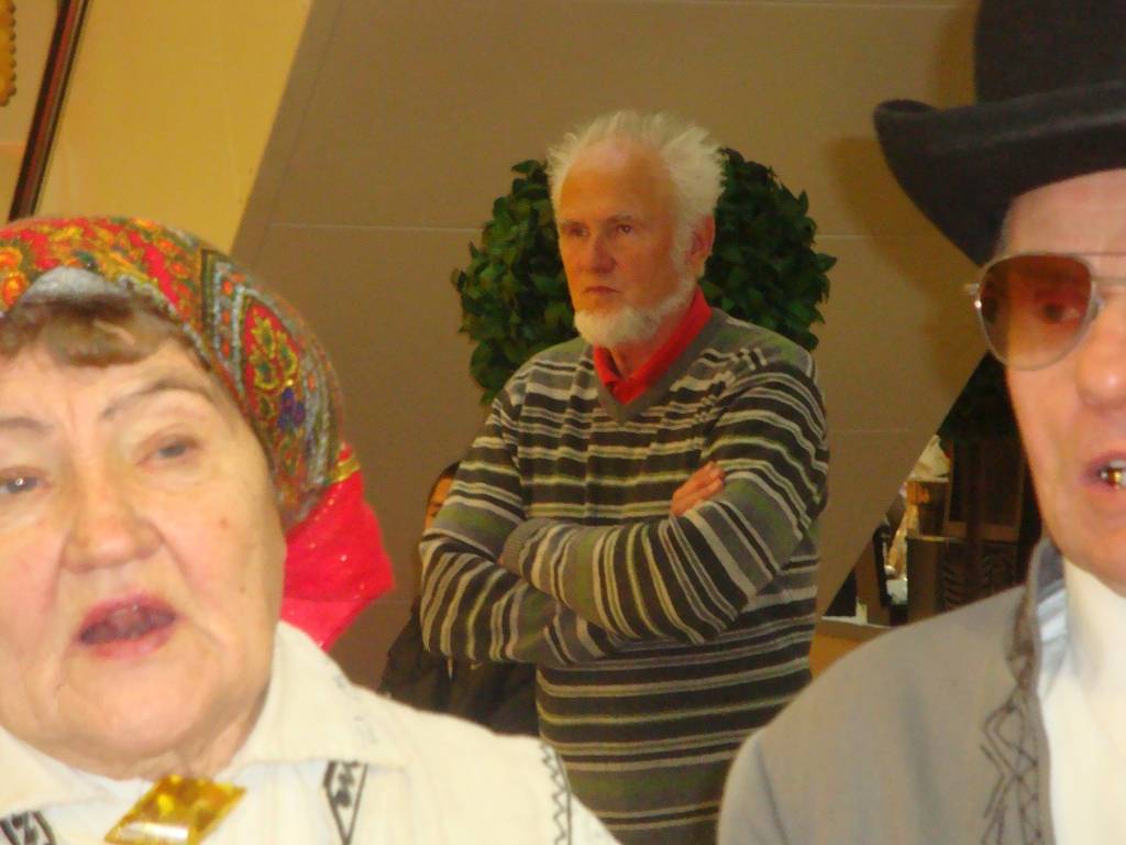 Tirdzniecības namā "baata" sestdien skanēja flautas, uzstājās biedrības "Cerību krāsa" meitenes Ieva Ošeniece un Ieva Dzintare. Konceru turpināja nīcenieces, un priecēja pircējus un pārdevējus ar saviem krāšņajiem brunčiem, priecēja ar...