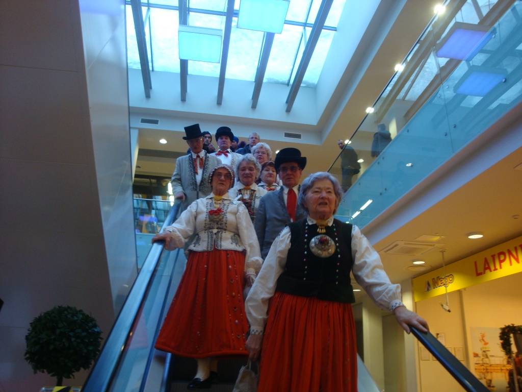 Tirdzniecības namā "baata" sestdien skanēja flautas, uzstājās biedrības "Cerību krāsa" meitenes Ieva Ošeniece un Ieva Dzintare. Konceru turpināja nīcenieces, un priecēja pircējus un pārdevējus ar saviem krāšņajiem brunčiem, priecēja ar...