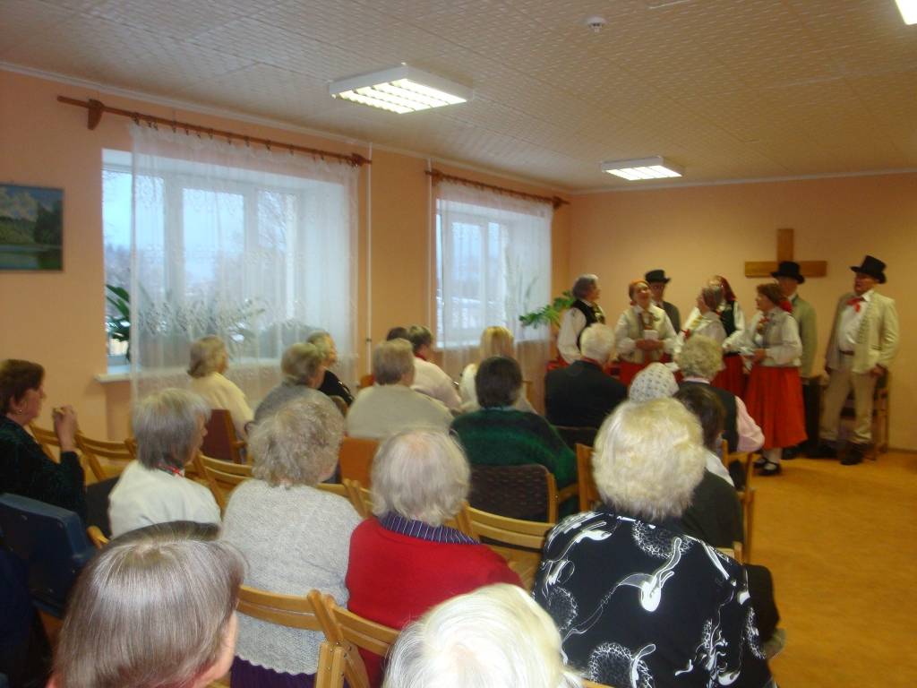 Tirdzniecības namā "baata" sestdien skanēja flautas, uzstājās biedrības "Cerību krāsa" meitenes Ieva Ošeniece un Ieva Dzintare. Konceru turpināja nīcenieces, un priecēja pircējus un pārdevējus ar saviem krāšņajiem brunčiem, priecēja ar...