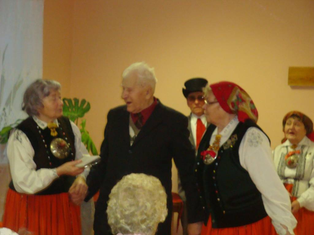 Tirdzniecības namā "baata" sestdien skanēja flautas, uzstājās biedrības "Cerību krāsa" meitenes Ieva Ošeniece un Ieva Dzintare. Konceru turpināja nīcenieces, un priecēja pircējus un pārdevējus ar saviem krāšņajiem brunčiem, priecēja ar...