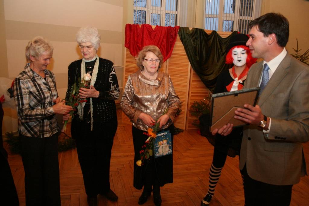 3. decembrī Liepājas pilsētas domē tika godinātas piecas veiksmīgākas pilsētas nevalstiskās organizācijas un 35 brīvprātīgā darba veicēji. Svinīgais pasākums sākās ar drošības kontroli, ko sagādāja "Cirka studija". Veiksmīgākās NVO un...
Autors: Ilze Vainovska