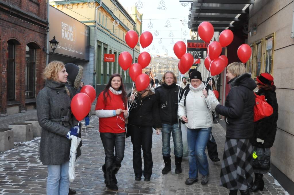 Trešdien, 1. decembrī, Liepājā notika pasaules AIDS dienas pasākumi. Visu dienu Narkoatkarības pārvarēšanas palīdzības punktā (NPPP) Flotes ielā varēja skatīties dažādus videomateriālus. Pa dienu pie Latvijas 1. rokkafejnīcas gaisā tiks...
Autors: ReKurZeme, portāls