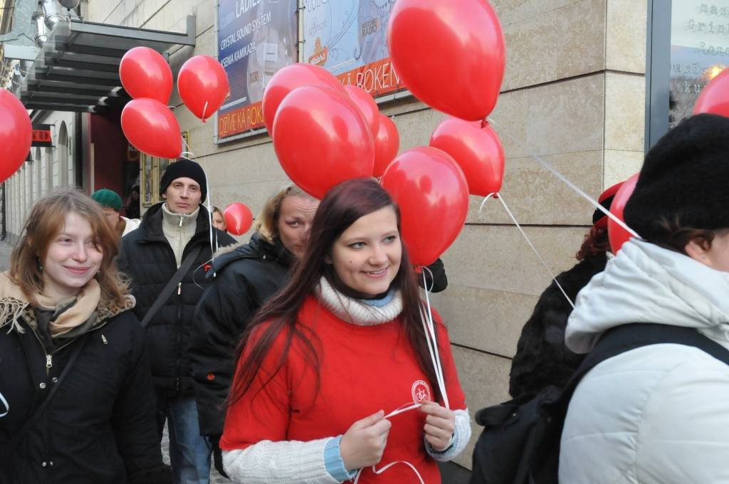 Trešdien, 1. decembrī, Liepājā notika pasaules AIDS dienas pasākumi. Visu dienu Narkoatkarības pārvarēšanas palīdzības punktā (NPPP) Flotes ielā varēja skatīties dažādus videomateriālus. Pa dienu pie Latvijas 1. rokkafejnīcas gaisā tiks...
Autors: ReKurZeme, portāls