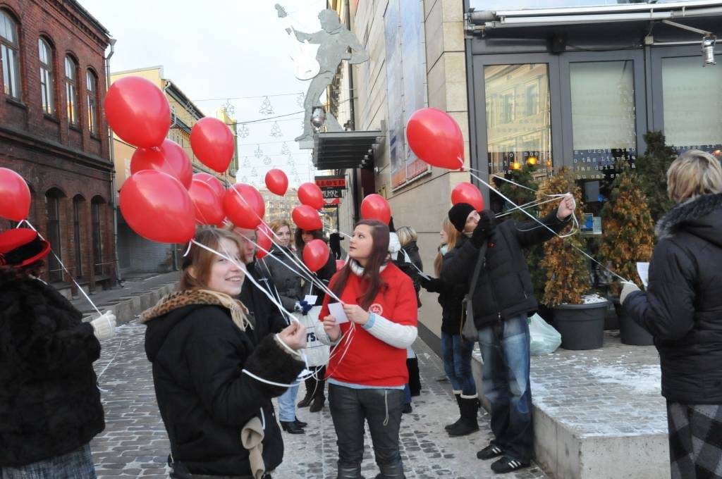Trešdien, 1. decembrī, Liepājā notika pasaules AIDS dienas pasākumi. Visu dienu Narkoatkarības pārvarēšanas palīdzības punktā (NPPP) Flotes ielā varēja skatīties dažādus videomateriālus. Pa dienu pie Latvijas 1. rokkafejnīcas gaisā tiks...
Autors: ReKurZeme, portāls