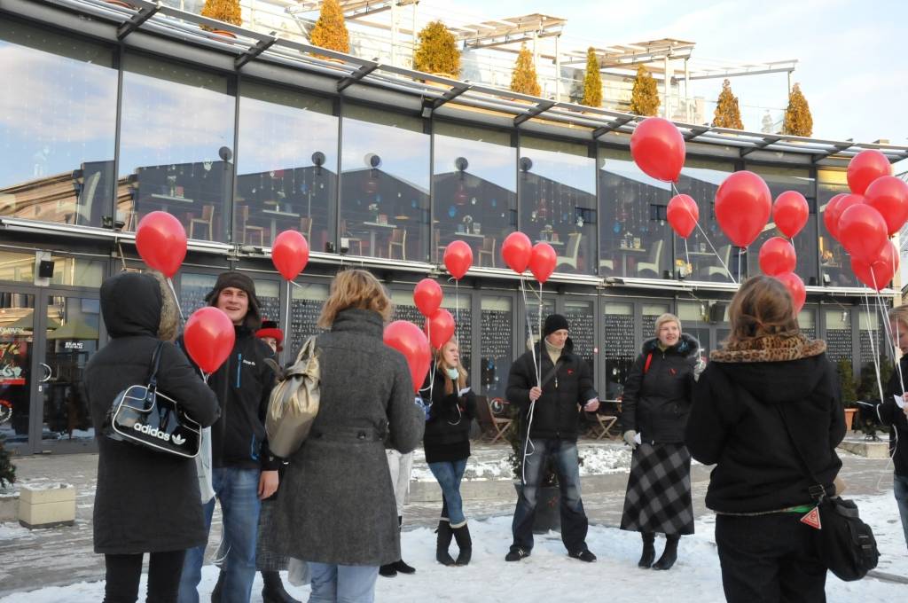 Trešdien, 1. decembrī, Liepājā notika pasaules AIDS dienas pasākumi. Visu dienu Narkoatkarības pārvarēšanas palīdzības punktā (NPPP) Flotes ielā varēja skatīties dažādus videomateriālus. Pa dienu pie Latvijas 1. rokkafejnīcas gaisā tiks...
Autors: ReKurZeme, portāls
