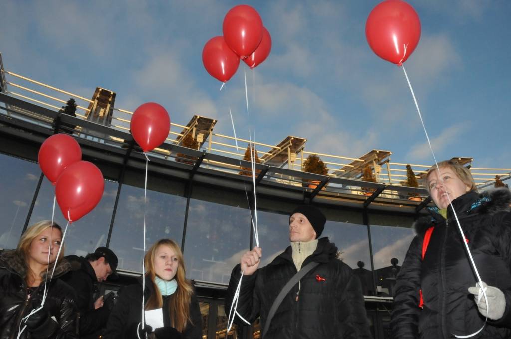 Trešdien, 1. decembrī, Liepājā notika pasaules AIDS dienas pasākumi. Visu dienu Narkoatkarības pārvarēšanas palīdzības punktā (NPPP) Flotes ielā varēja skatīties dažādus videomateriālus. Pa dienu pie Latvijas 1. rokkafejnīcas gaisā tiks...
Autors: ReKurZeme, portāls