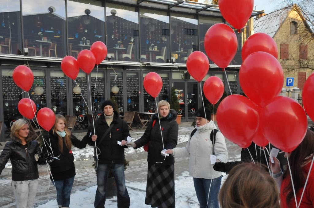 Trešdien, 1. decembrī, Liepājā notika pasaules AIDS dienas pasākumi. Visu dienu Narkoatkarības pārvarēšanas palīdzības punktā (NPPP) Flotes ielā varēja skatīties dažādus videomateriālus. Pa dienu pie Latvijas 1. rokkafejnīcas gaisā tiks...
Autors: ReKurZeme, portāls
