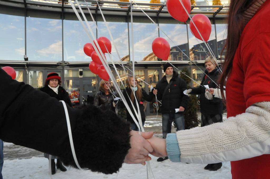 Trešdien, 1. decembrī, Liepājā notika pasaules AIDS dienas pasākumi. Visu dienu Narkoatkarības pārvarēšanas palīdzības punktā (NPPP) Flotes ielā varēja skatīties dažādus videomateriālus. Pa dienu pie Latvijas 1. rokkafejnīcas gaisā tiks...
Autors: ReKurZeme, portāls