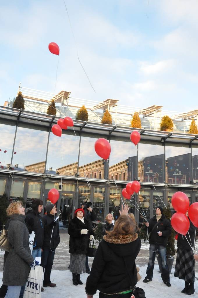 Trešdien, 1. decembrī, Liepājā notika pasaules AIDS dienas pasākumi. Visu dienu Narkoatkarības pārvarēšanas palīdzības punktā (NPPP) Flotes ielā varēja skatīties dažādus videomateriālus. Pa dienu pie Latvijas 1. rokkafejnīcas gaisā tiks...
Autors: ReKurZeme, portāls