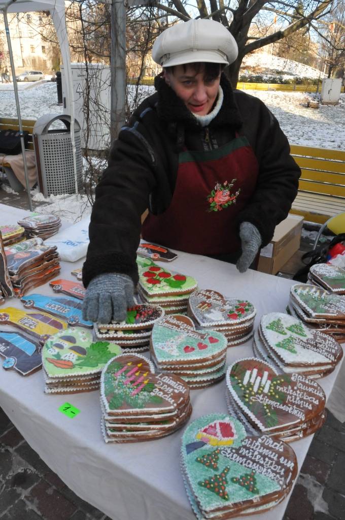 Šodien, 1. decembrī, pie tirdzniecības nama "Kurzeme" ir tirdziņš. 

Pulksten 18 Rožu laukumā tiks iedegta Liepājas galvenā egle.
Autors: ReKurZeme, portāls