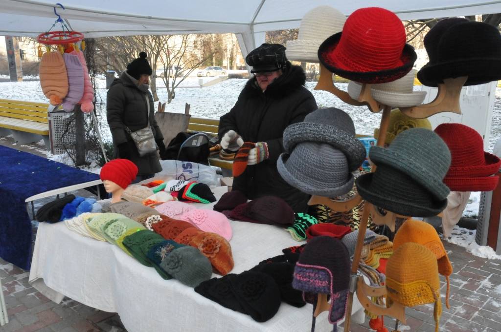 Šodien, 1. decembrī, pie tirdzniecības nama "Kurzeme" ir tirdziņš. 

Pulksten 18 Rožu laukumā tiks iedegta Liepājas galvenā egle.
Autors: ReKurZeme, portāls