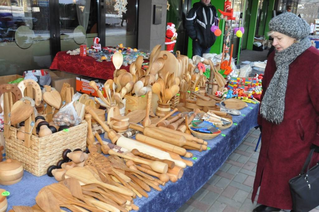 Šodien, 1. decembrī, pie tirdzniecības nama "Kurzeme" ir tirdziņš. 

Pulksten 18 Rožu laukumā tiks iedegta Liepājas galvenā egle.
Autors: ReKurZeme, portāls