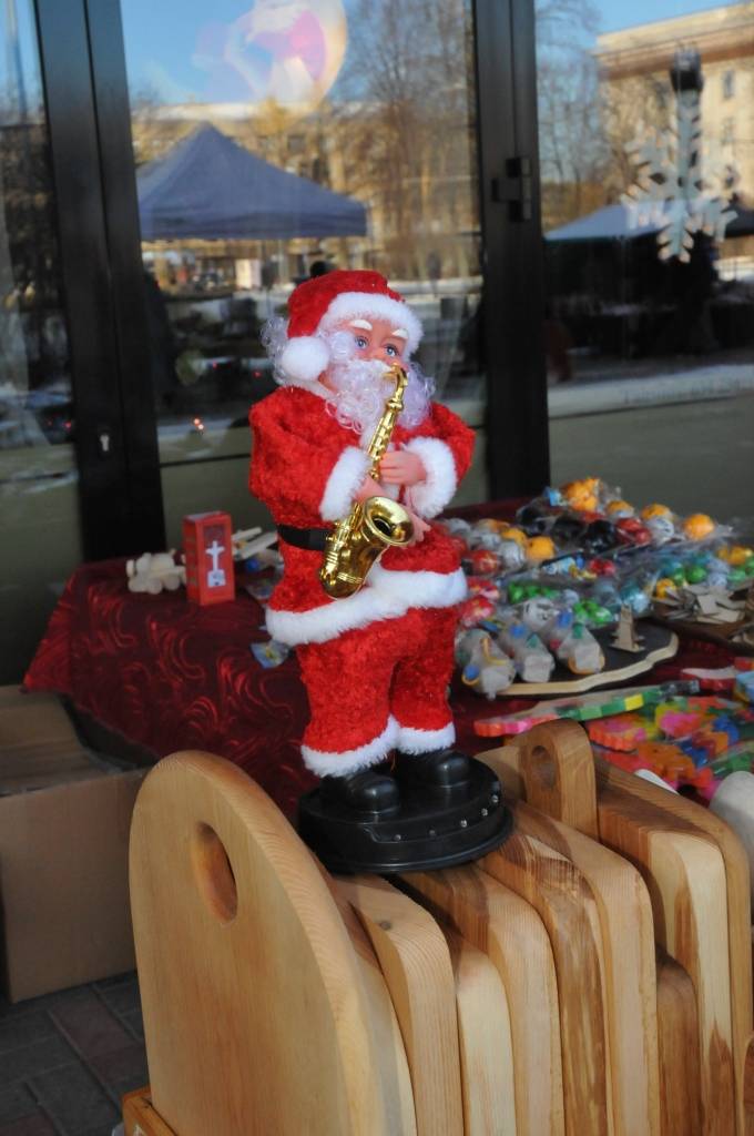 Šodien, 1. decembrī, pie tirdzniecības nama "Kurzeme" ir tirdziņš. 

Pulksten 18 Rožu laukumā tiks iedegta Liepājas galvenā egle.
Autors: ReKurZeme, portāls