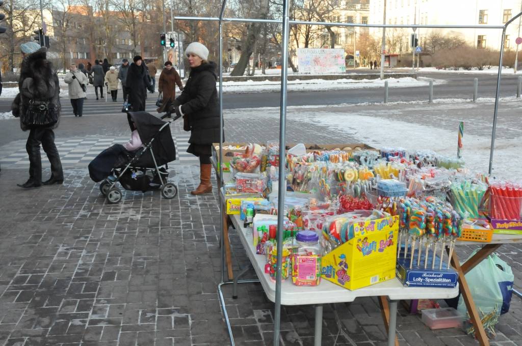 Šodien, 1. decembrī, pie tirdzniecības nama "Kurzeme" ir tirdziņš. 

Pulksten 18 Rožu laukumā tiks iedegta Liepājas galvenā egle.
Autors: ReKurZeme, portāls