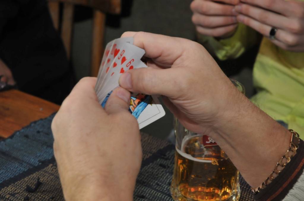 Šodien, 22. janvārī, Liepājas bārā "Fire Bar" pilnā sparā rit kāršu spēles "Cūkas" turnīrs. Tajā startē 20 dalībnieki, stāsta turnīra organizators Kaspars Vārpiņš.
Autors: Uldis Dobelis