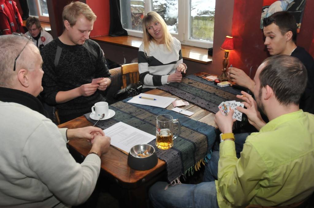 Šodien, 22. janvārī, Liepājas bārā "Fire Bar" pilnā sparā rit kāršu spēles "Cūkas" turnīrs. Tajā startē 20 dalībnieki, stāsta turnīra organizators Kaspars Vārpiņš.
Autors: Uldis Dobelis
