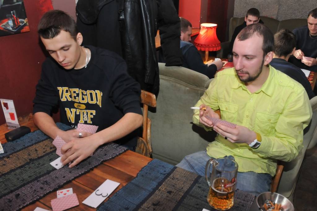 Šodien, 22. janvārī, Liepājas bārā "Fire Bar" pilnā sparā rit kāršu spēles "Cūkas" turnīrs. Tajā startē 20 dalībnieki, stāsta turnīra organizators Kaspars Vārpiņš.
Autors: Uldis Dobelis