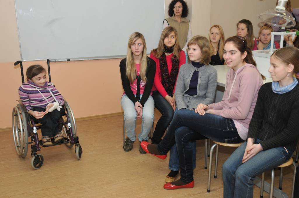 Projekts “Infrastruktūras uzlabošana izglītojamajiem ar funkcionāliem traucējumiem Aizputes vidusskolā” ļāvis izdarīt svarīga lietas, gandarīta skolas direktore Liveta Sprūde. Aizputnieki varējuši izbūvēt liftu, pielāgot klases, veikt...