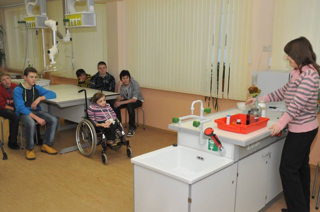 Projekts “Infrastruktūras uzlabošana izglītojamajiem ar funkcionāliem traucējumiem Aizputes vidusskolā” ļāvis izdarīt svarīga lietas, gandarīta skolas direktore Liveta Sprūde. Aizputnieki varējuši izbūvēt liftu, pielāgot klases, veikt...