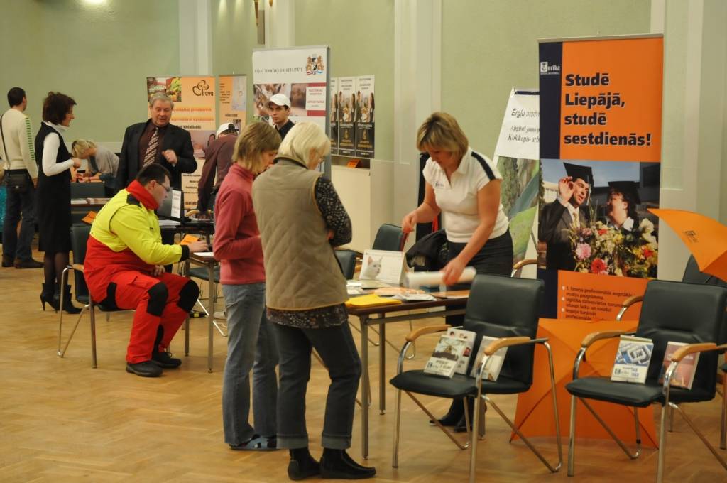Otrdien Liepājas Latviešu biedrības namā notiek starptautiska izstāde "Darbs un karjera 2011".

Tās mērķis ir sniegt informāciju par darba iespējām un tiesībām, izglītības, karjeras un biznesa uzsākšanas iespējām Latvijā un Eiropā....
Autors: ReKurZeme, portāls