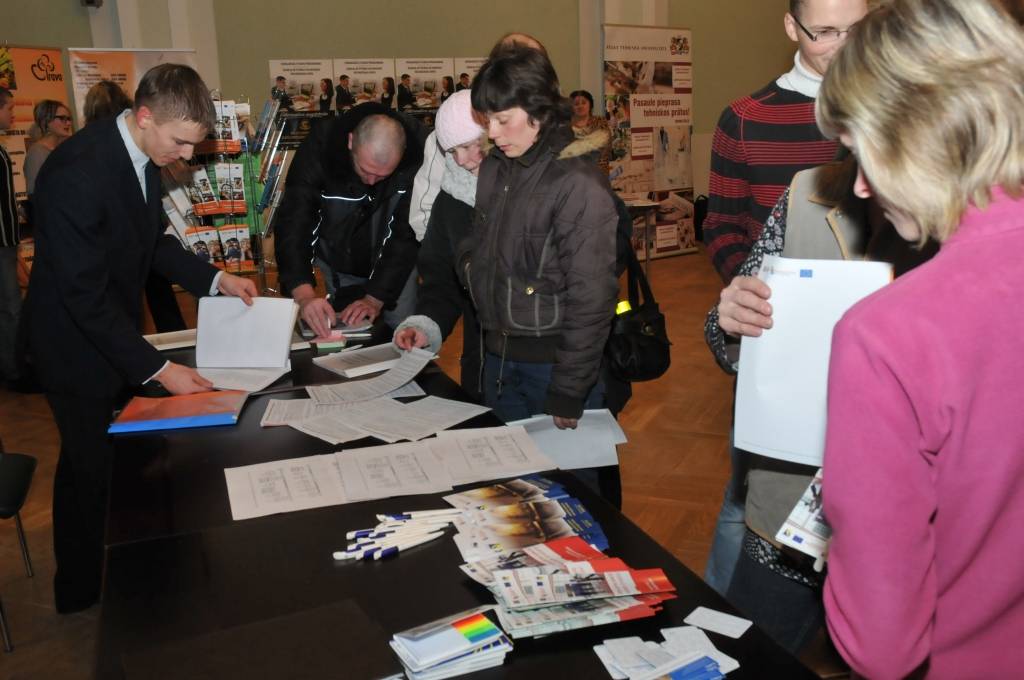 Otrdien Liepājas Latviešu biedrības namā notiek starptautiska izstāde "Darbs un karjera 2011".

Tās mērķis ir sniegt informāciju par darba iespējām un tiesībām, izglītības, karjeras un biznesa uzsākšanas iespējām Latvijā un Eiropā....
Autors: ReKurZeme, portāls