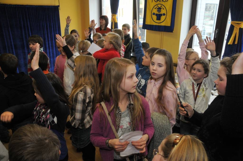 Šonedēļ Liepājas skolās ir projektu dienas un Draudzīgā aicinājuma Liepājas 5. vidusskolas 3. klašu bērni piektdien devās uz Liepājas leļļu teātri, kur sadarbībā ar bibliotēku "Varavīksne" bija sarīkota tikšanās ar rūķu Niķa, Riķa, Ciķa un...
Autors: Ilze Vainovska
