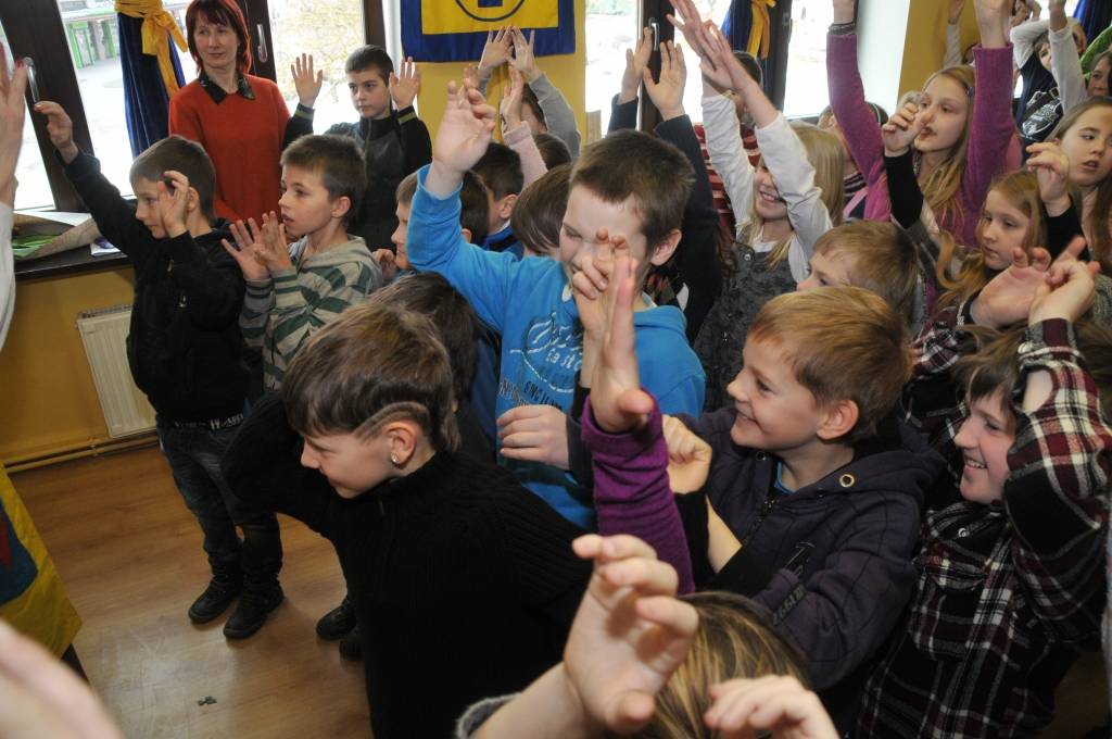 Šonedēļ Liepājas skolās ir projektu dienas un Draudzīgā aicinājuma Liepājas 5. vidusskolas 3. klašu bērni piektdien devās uz Liepājas leļļu teātri, kur sadarbībā ar bibliotēku "Varavīksne" bija sarīkota tikšanās ar rūķu Niķa, Riķa, Ciķa un...
Autors: Ilze Vainovska