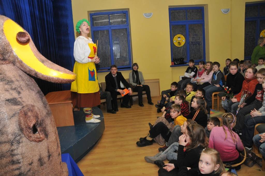 Šonedēļ Liepājas skolās ir projektu dienas un Draudzīgā aicinājuma Liepājas 5. vidusskolas 3. klašu bērni piektdien devās uz Liepājas leļļu teātri, kur sadarbībā ar bibliotēku "Varavīksne" bija sarīkota tikšanās ar rūķu Niķa, Riķa, Ciķa un...
Autors: Ilze Vainovska