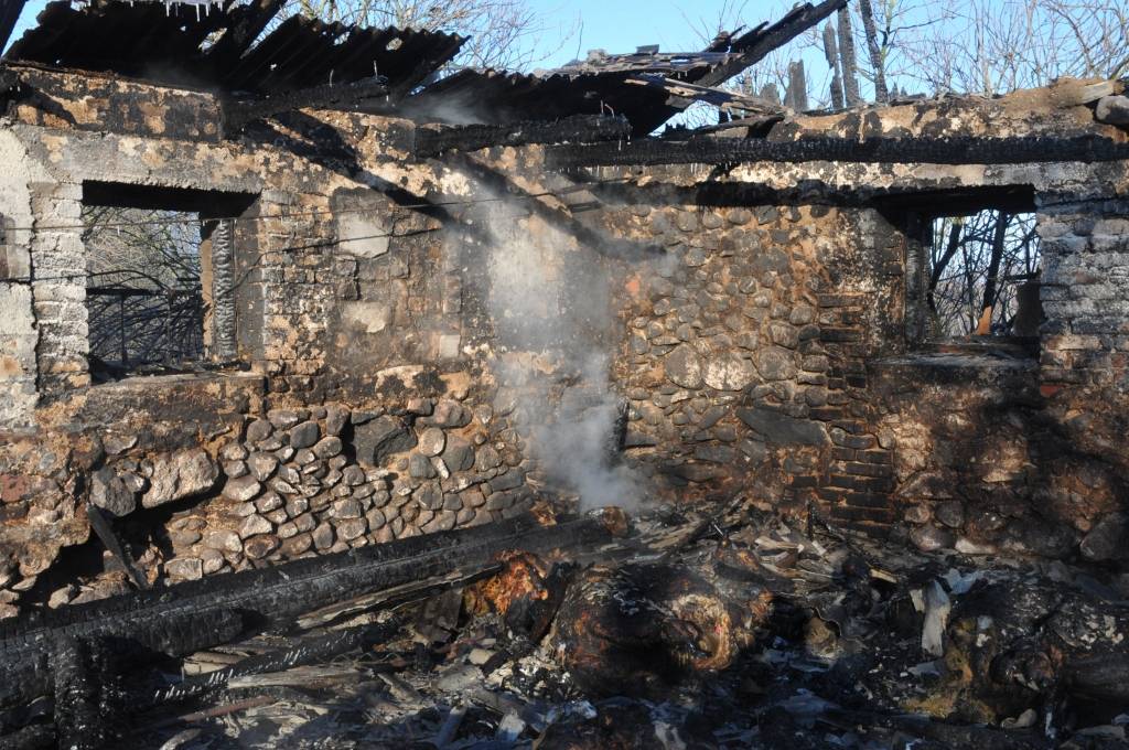 Ortdienas, 15. februāra, rītā Durbes novada Dunalkas pagasta "Liepās" izcēlās plašs ugunsgrēks. Cilvēki necieta, bet daudzi mājlopi gājuši bojā. Sadegusi arī automašīna.
Autors: ReKurZeme, portāls