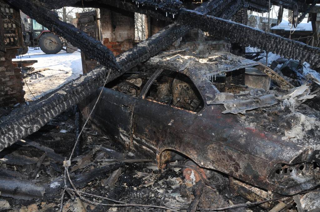 Ortdienas, 15. februāra, rītā Durbes novada Dunalkas pagasta "Liepās" izcēlās plašs ugunsgrēks. Cilvēki necieta, bet daudzi mājlopi gājuši bojā. Sadegusi arī automašīna.
Autors: ReKurZeme, portāls