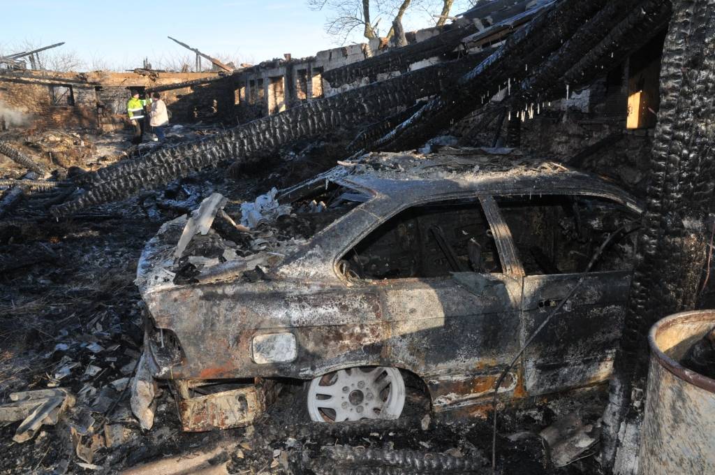 Ortdienas, 15. februāra, rītā Durbes novada Dunalkas pagasta "Liepās" izcēlās plašs ugunsgrēks. Cilvēki necieta, bet daudzi mājlopi gājuši bojā. Sadegusi arī automašīna.
Autors: ReKurZeme, portāls