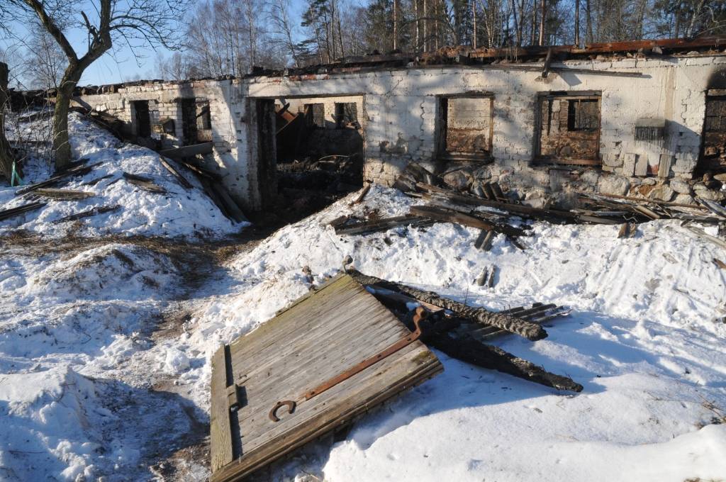 Ortdienas, 15. februāra, rītā Durbes novada Dunalkas pagasta "Liepās" izcēlās plašs ugunsgrēks. Cilvēki necieta, bet daudzi mājlopi gājuši bojā. Sadegusi arī automašīna.
Autors: ReKurZeme, portāls