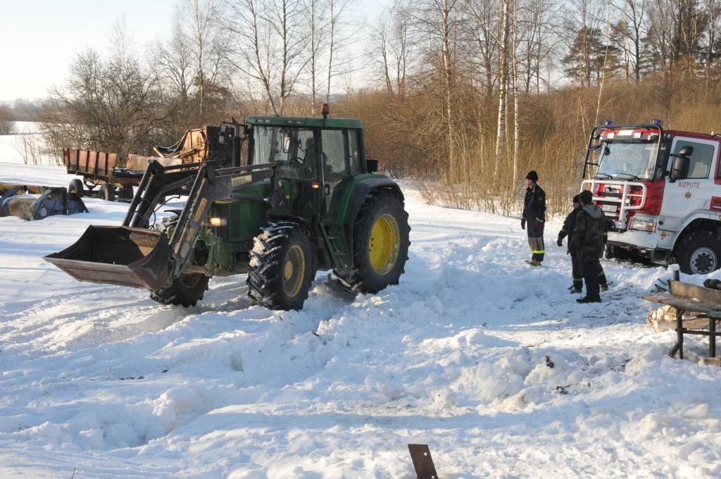 Ortdienas, 15. februāra, rītā Durbes novada Dunalkas pagasta "Liepās" izcēlās plašs ugunsgrēks. Cilvēki necieta, bet daudzi mājlopi gājuši bojā. Sadegusi arī automašīna.
Autors: ReKurZeme, portāls