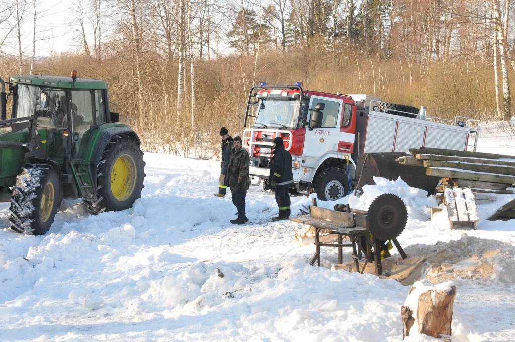 Ortdienas, 15. februāra, rītā Durbes novada Dunalkas pagasta "Liepās" izcēlās plašs ugunsgrēks. Cilvēki necieta, bet daudzi mājlopi gājuši bojā. Sadegusi arī automašīna.
Autors: ReKurZeme, portāls