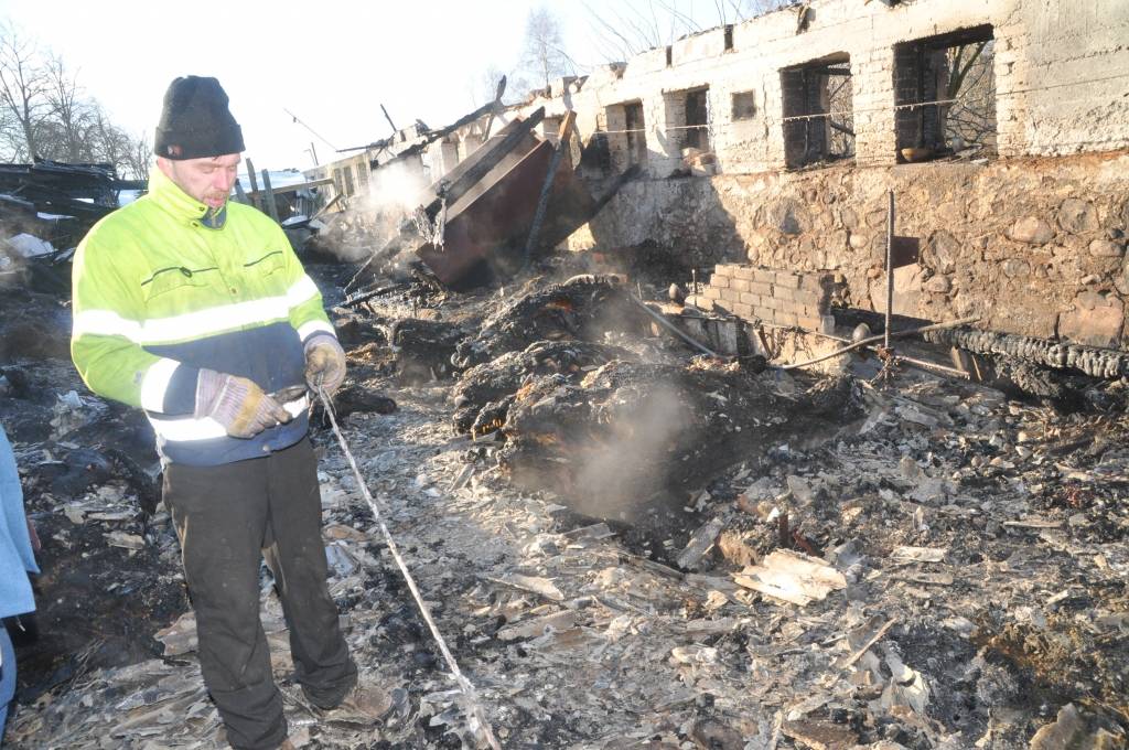 Ortdienas, 15. februāra, rītā Durbes novada Dunalkas pagasta "Liepās" izcēlās plašs ugunsgrēks. Cilvēki necieta, bet daudzi mājlopi gājuši bojā. Sadegusi arī automašīna.
Autors: ReKurZeme, portāls