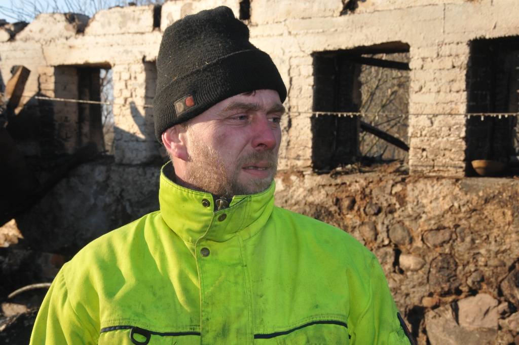 Ortdienas, 15. februāra, rītā Durbes novada Dunalkas pagasta "Liepās" izcēlās plašs ugunsgrēks. Cilvēki necieta, bet daudzi mājlopi gājuši bojā. Sadegusi arī automašīna.
Autors: ReKurZeme, portāls