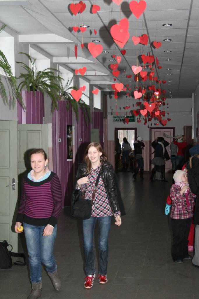 Grobiņas ģimnāzijas skolēni par lielāko Valentīndienas ieguvumu sauc mīļumu un siltumu, ar kādu viens pret otru izturas. "Vislielākie svētki ir tiem, kam ir otrās pusītes. Tad var kopā aiziet līdz jūrai un izdzert šampanieti vai ietīties...
Autors: ReKurZeme, portāls