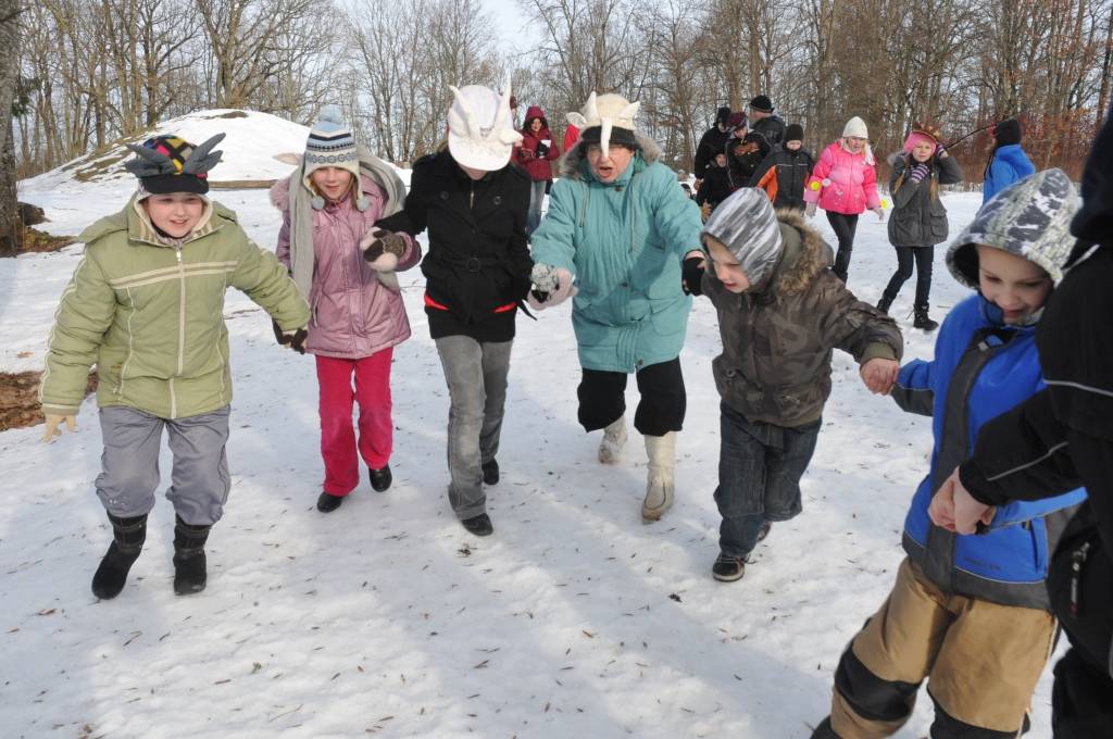Riņķu riņķiem ap ābelēm, ap skolu, ap stūru stūriem Meteņdienā izstaigāja gandrīz vai visi Krotes Kronvalda Ata pamatskolas bērni, lai šis gads būtu ražens un visa kā būtu diezgan.
Autors: ReKurZeme, portāls
