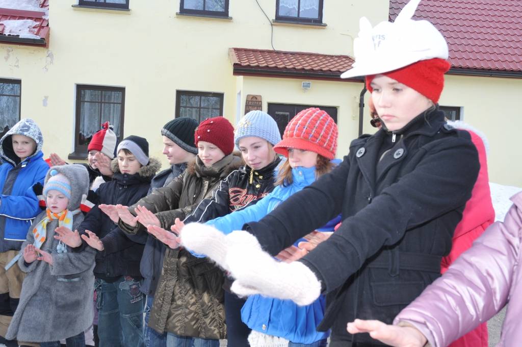 Riņķu riņķiem ap ābelēm, ap skolu, ap stūru stūriem Meteņdienā izstaigāja gandrīz vai visi Krotes Kronvalda Ata pamatskolas bērni, lai šis gads būtu ražens un visa kā būtu diezgan.
Autors: ReKurZeme, portāls