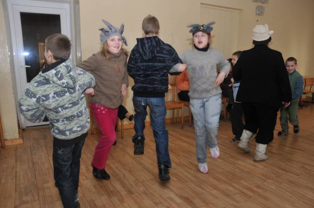 Riņķu riņķiem ap ābelēm, ap skolu, ap stūru stūriem Meteņdienā izstaigāja gandrīz vai visi Krotes Kronvalda Ata pamatskolas bērni, lai šis gads būtu ražens un visa kā būtu diezgan.
Autors: ReKurZeme, portāls