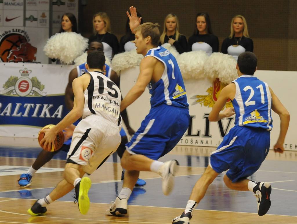 "Liepājas lauvu" basketbolisti 9. februārī Liepājas Olimpiskajā centrā Latvijas Basketbola līgas pirmās divīzijas spēlē ar viena punkta starpību zaudēja "Ventspilij" - 76:77.
Autors: Uldis Dobelis