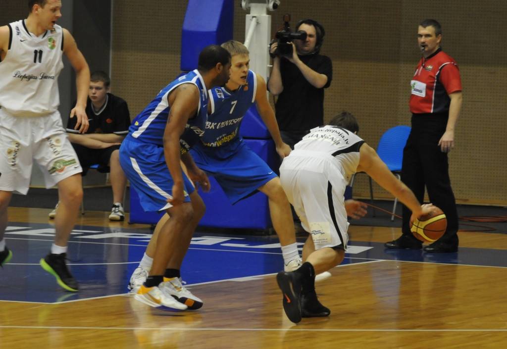 "Liepājas lauvu" basketbolisti 9. februārī Liepājas Olimpiskajā centrā Latvijas Basketbola līgas pirmās divīzijas spēlē ar viena punkta starpību zaudēja "Ventspilij" - 76:77.
Autors: Uldis Dobelis