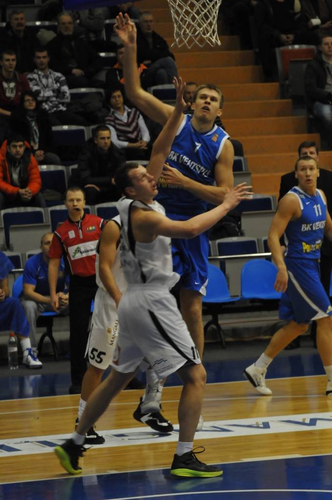 "Liepājas lauvu" basketbolisti 9. februārī Liepājas Olimpiskajā centrā Latvijas Basketbola līgas pirmās divīzijas spēlē ar viena punkta starpību zaudēja "Ventspilij" - 76:77.
Autors: Uldis Dobelis