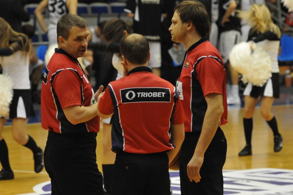 "Liepājas lauvu" basketbolisti 9. februārī Liepājas Olimpiskajā centrā Latvijas Basketbola līgas pirmās divīzijas spēlē ar viena punkta starpību zaudēja "Ventspilij" - 76:77.
Autors: Uldis Dobelis