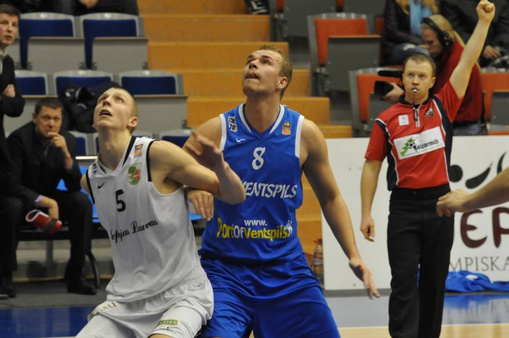 "Liepājas lauvu" basketbolisti 9. februārī Liepājas Olimpiskajā centrā Latvijas Basketbola līgas pirmās divīzijas spēlē ar viena punkta starpību zaudēja "Ventspilij" - 76:77.
Autors: Uldis Dobelis