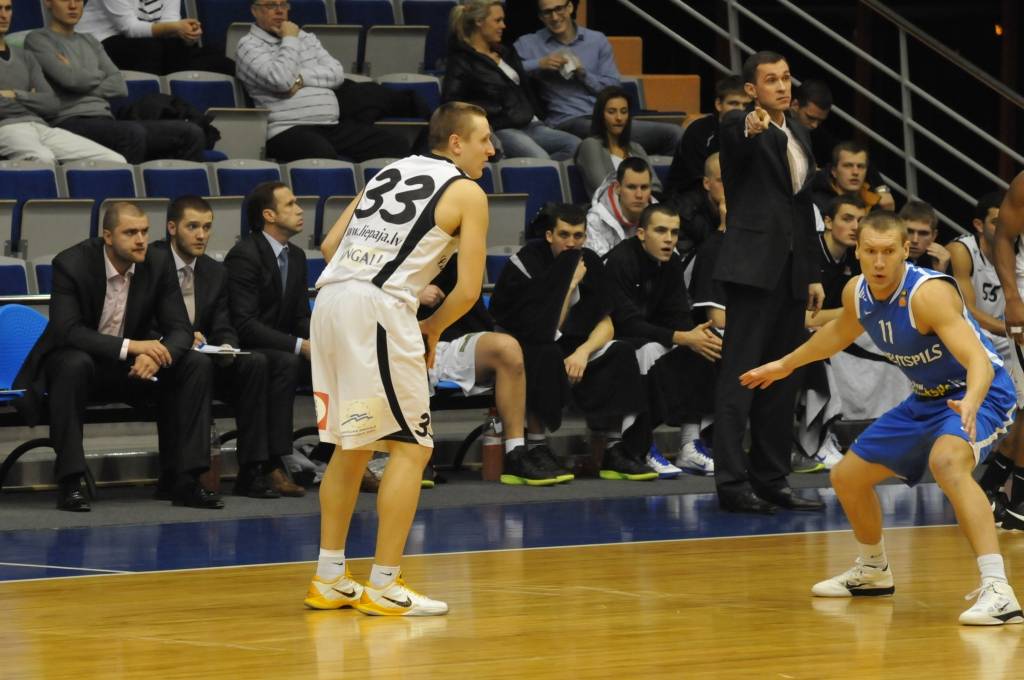 "Liepājas lauvu" basketbolisti 9. februārī Liepājas Olimpiskajā centrā Latvijas Basketbola līgas pirmās divīzijas spēlē ar viena punkta starpību zaudēja "Ventspilij" - 76:77.
Autors: Uldis Dobelis