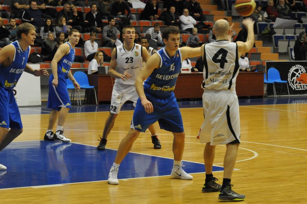 "Liepājas lauvu" basketbolisti 9. februārī Liepājas Olimpiskajā centrā Latvijas Basketbola līgas pirmās divīzijas spēlē ar viena punkta starpību zaudēja "Ventspilij" - 76:77.
Autors: Uldis Dobelis